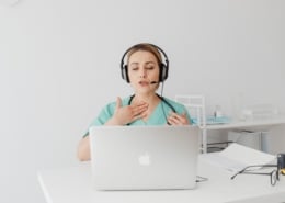 Videokurs vs. Live-Webinar: Warum Live-Lernen in der KVT-Ausbildung zählt